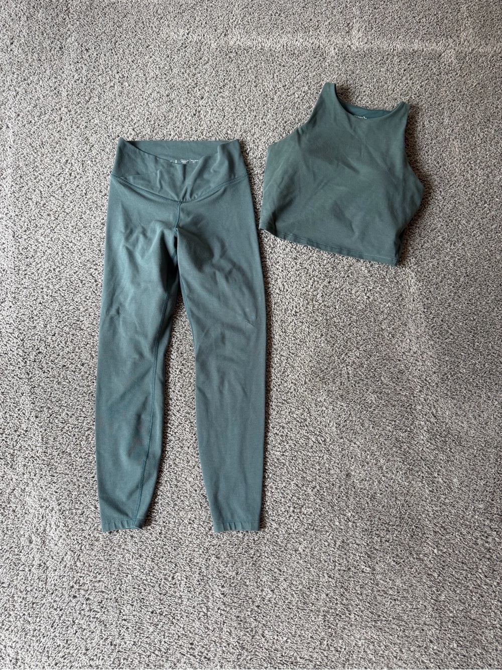 Old Navy Women's PowerChill Leggings and Cropped Tank Set